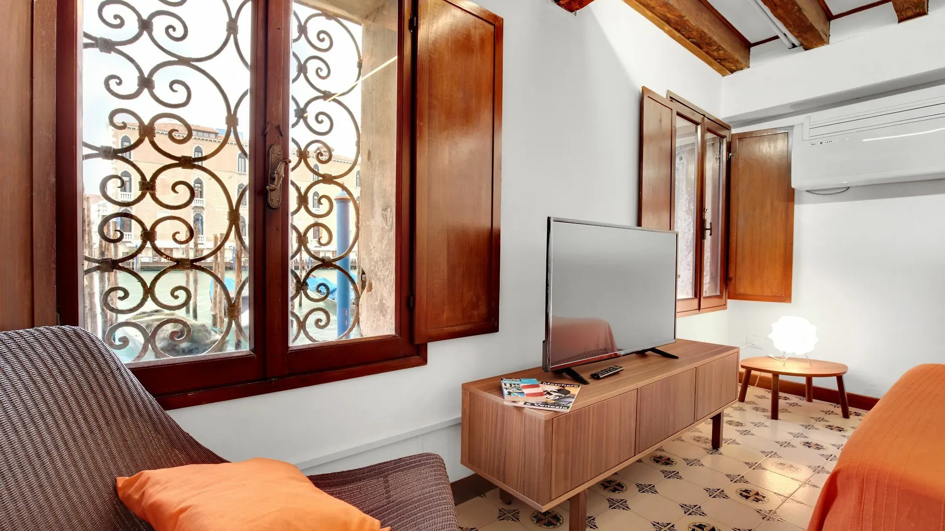 Venice Apartment Overlooking Grand Canal