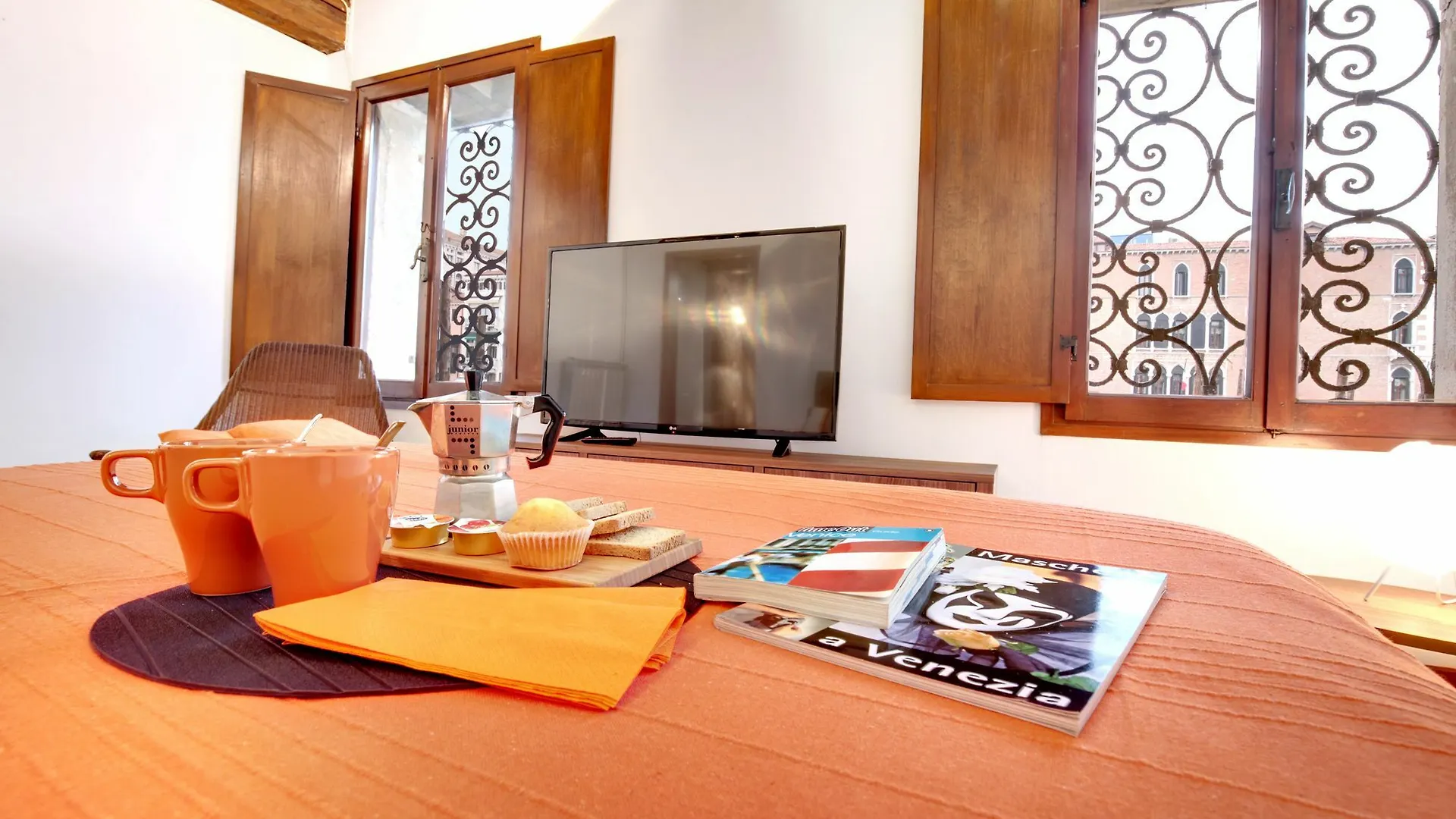 Venice Apartment Overlooking Grand Canal location