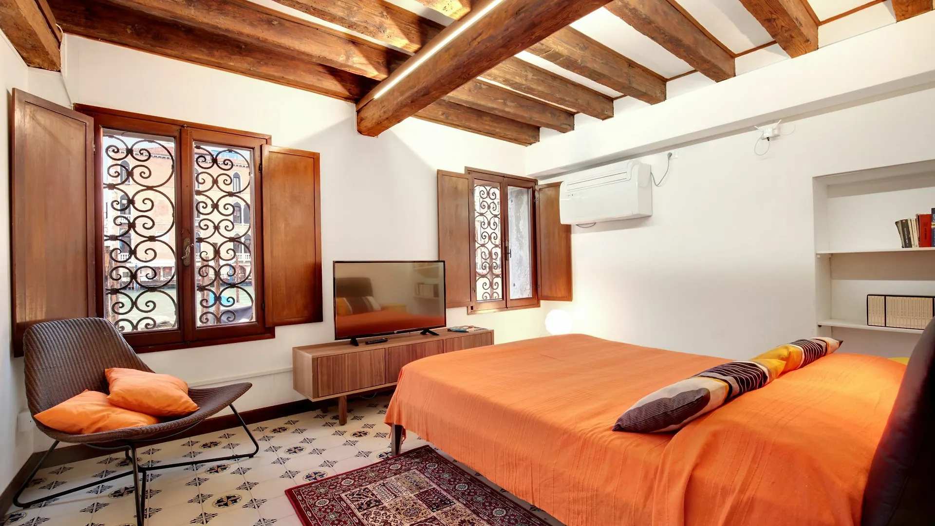 Venice Apartment Overlooking Grand Canal